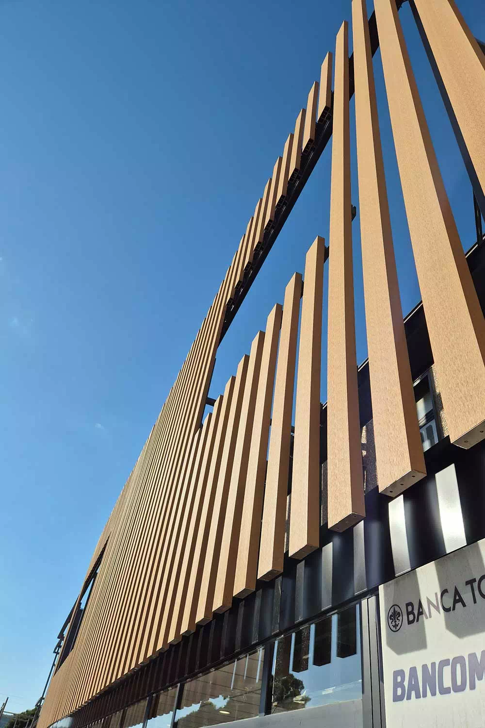 Dettaglio-doghe-in-WPC-Conad-City