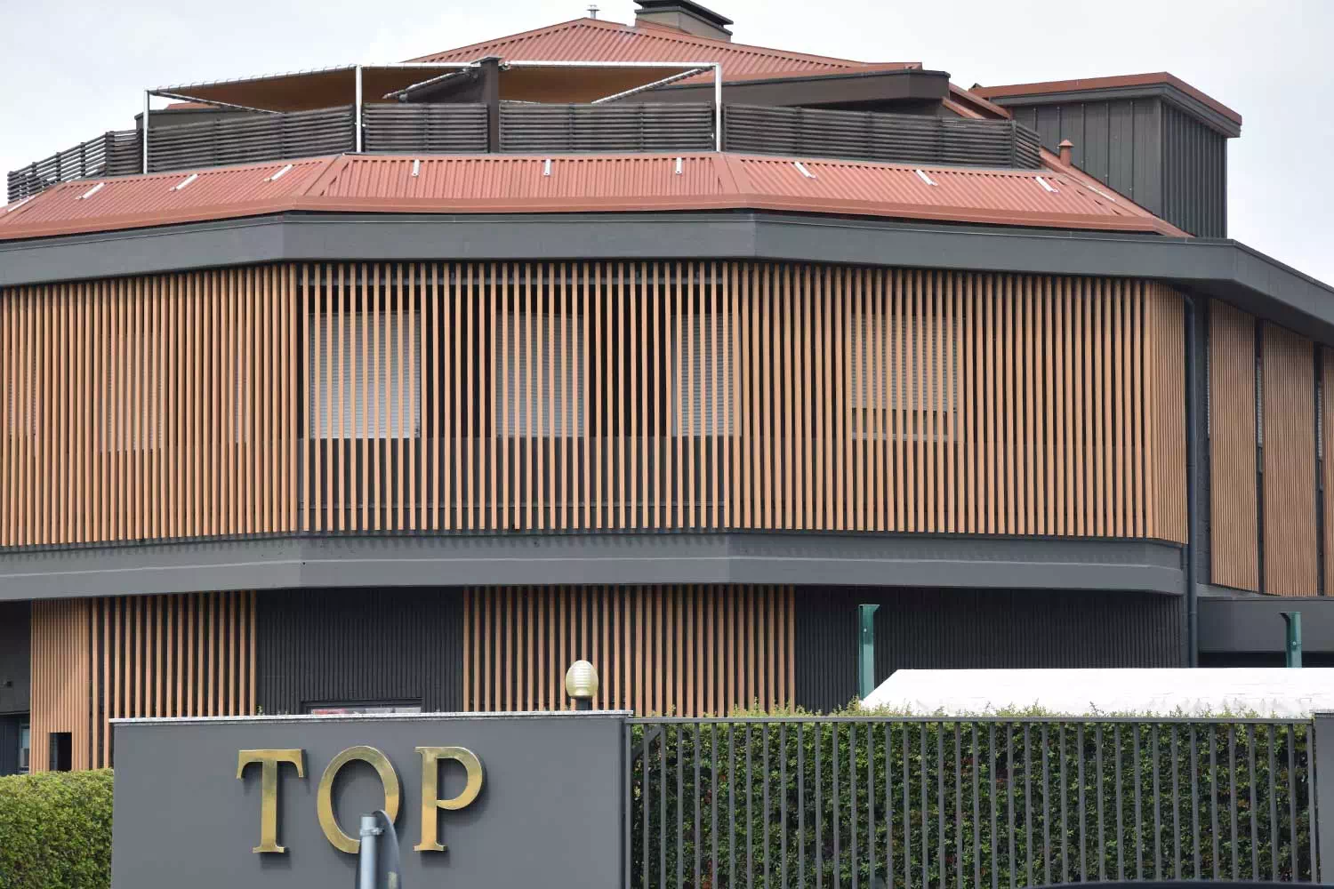 Facciata-moderna-per-albergo-Hotel-TOP