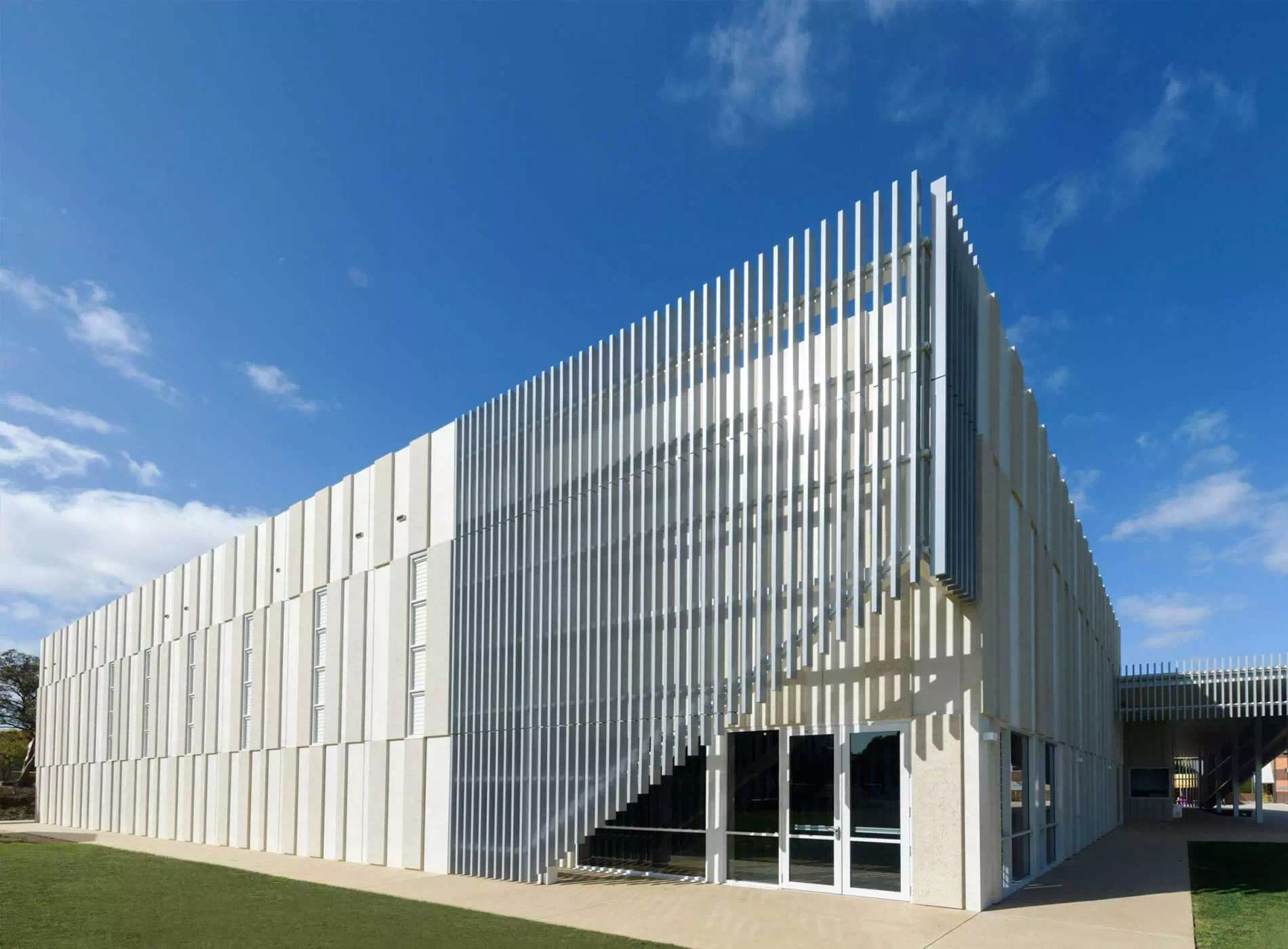 College-schermature-solari-a-facciata-soluzione-moderna-design