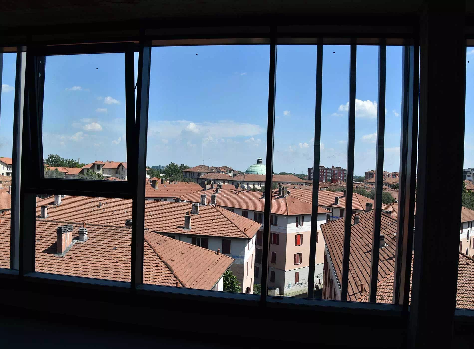 Come-si-vedono-dall-interno-dell-edificio-le-lamelle-frangisole-PACUR