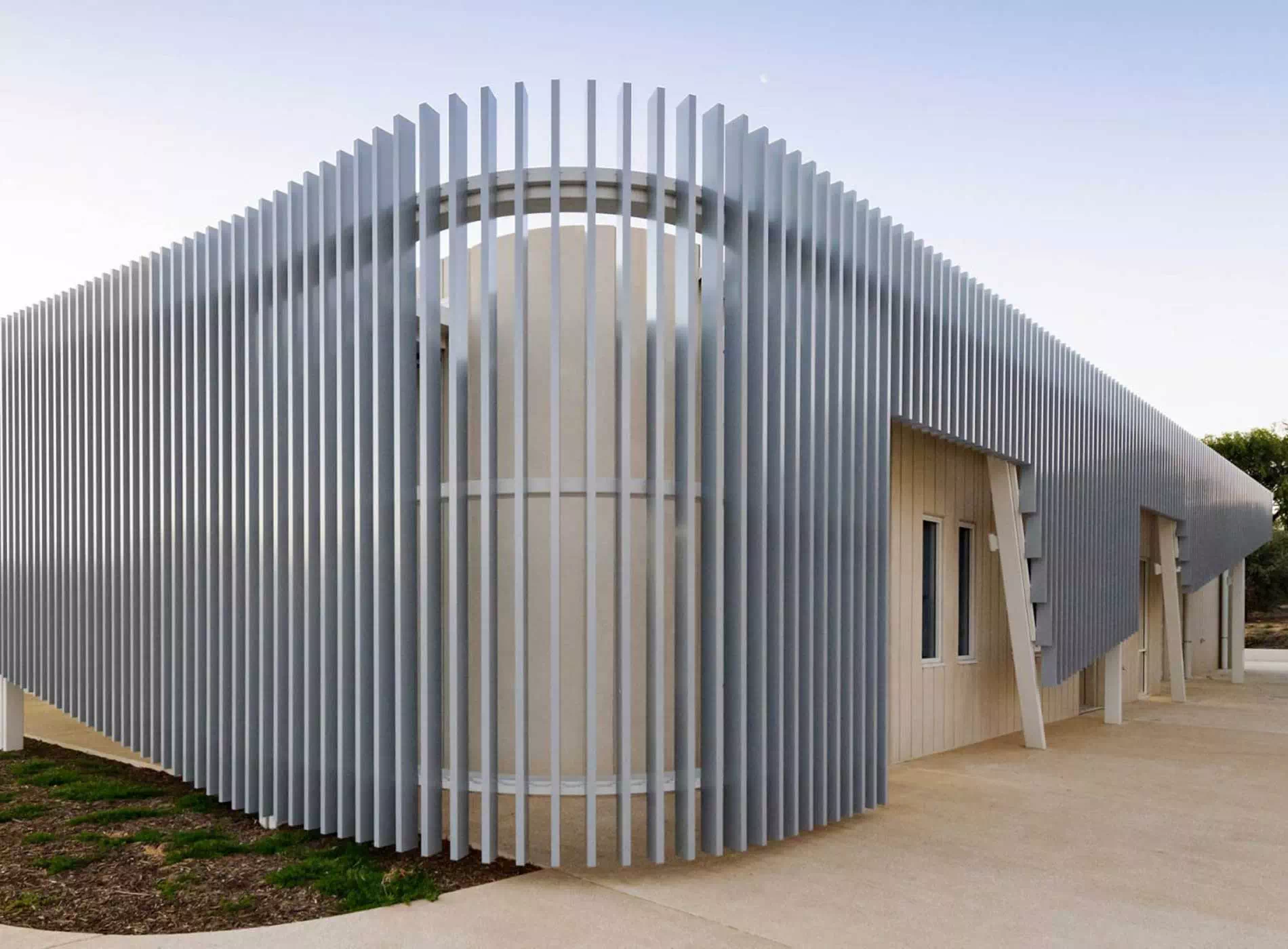 Facciata-frangisole-di-design-contemporanea-College