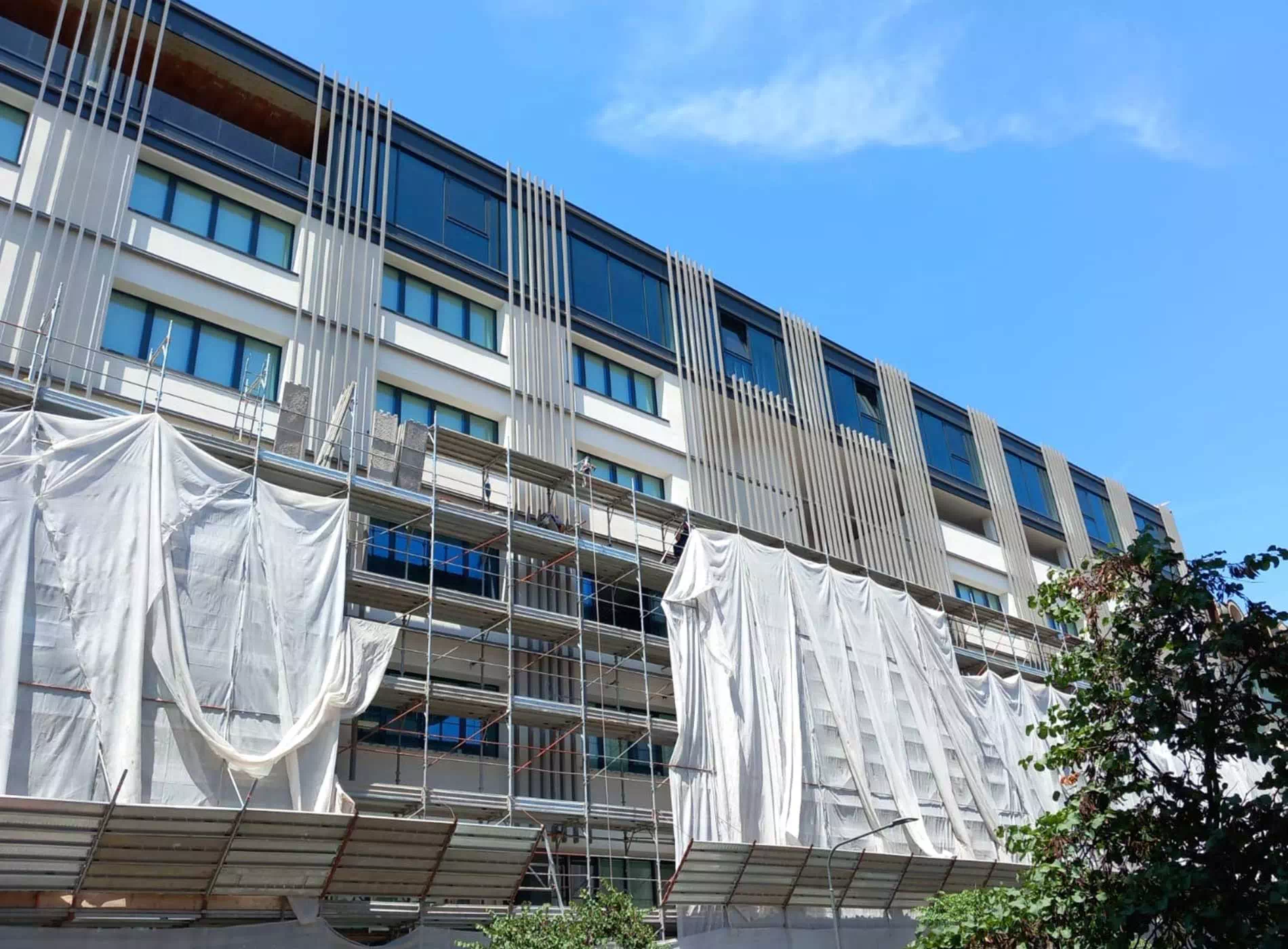 Intervento-di-installazione-dei-frangisole-a-facciata-edificio-via-Polesine-Milano