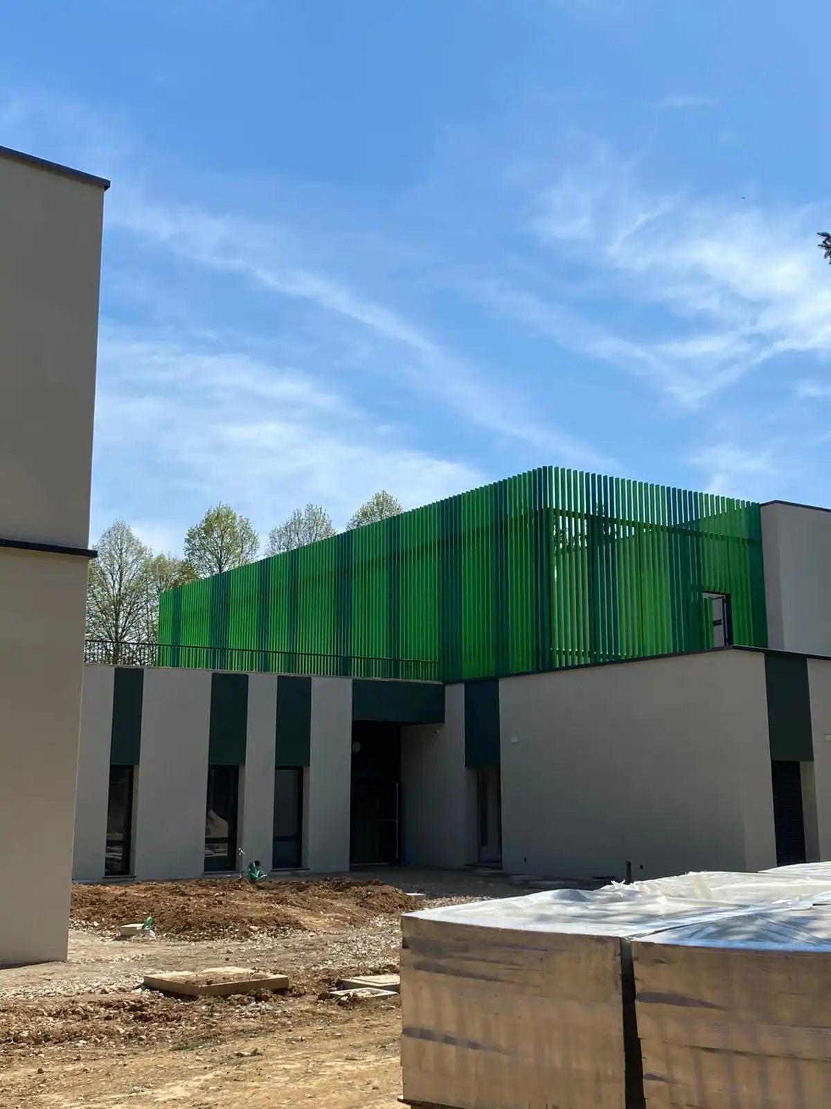 frangisole-a-facciata-colore-verde-per-edificio-scolastico