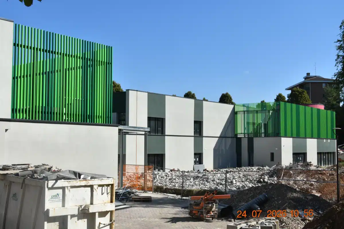 lavori-di-ristrutturazione-scuola-primaria-g-rodari-saronno-installazione-lamelle-frangisole