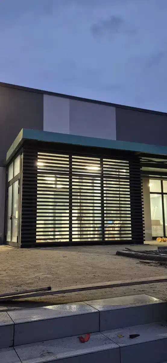 realizzazione-facciata-frangisole-per-centro-sportivo-massa